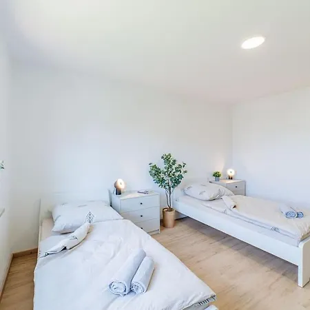 Schoene Mitarbeiter In Apartament *