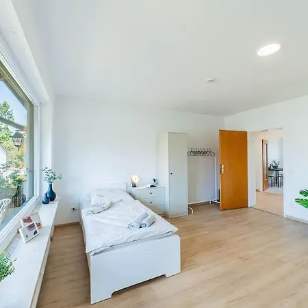 Schoene Mitarbeiter In Apartment