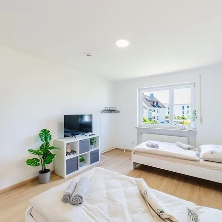 Schoene Mitarbeiter In Apartment *