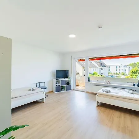 Schoene Mitarbeiter In *